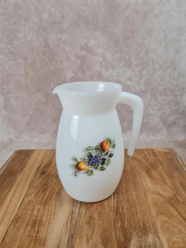 🫗 Joli pichet vintage Arcopal en verre opalin blanc – motif poires et raisins 🍐🍇