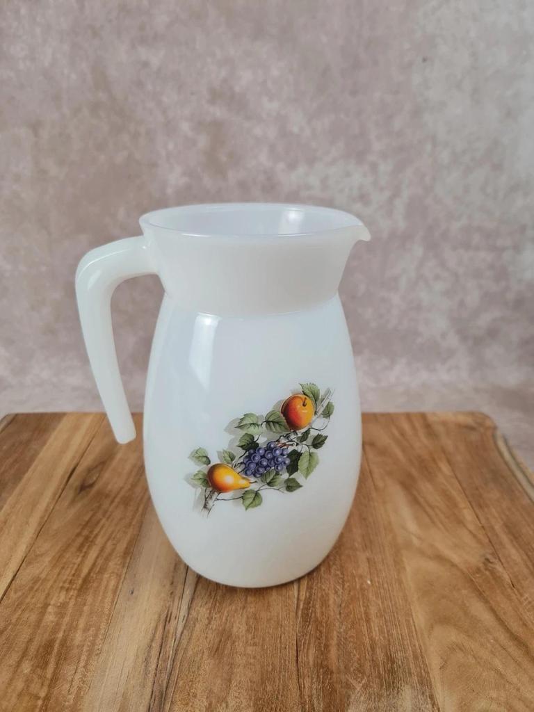 🫗 Joli pichet vintage Arcopal en verre opalin blanc – motif poires et raisins 🍐🍇
