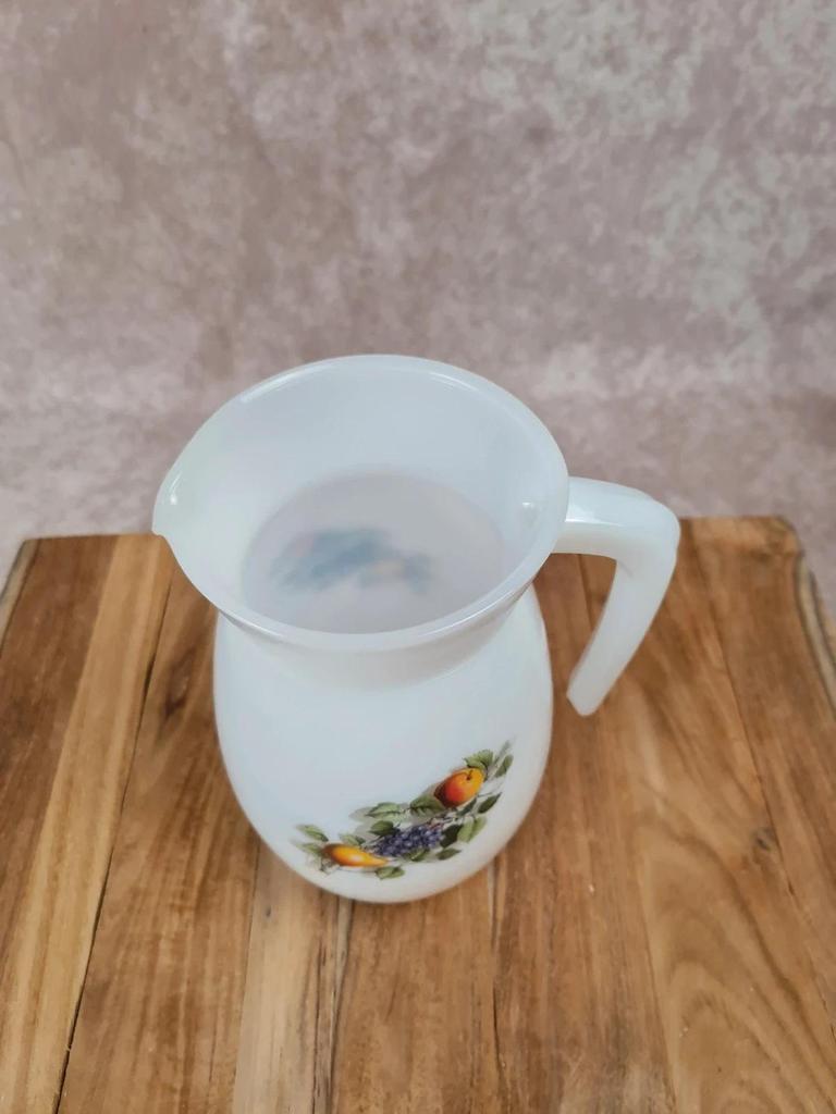 🫗 Joli pichet vintage Arcopal en verre opalin blanc – motif poires et raisins 🍐🍇