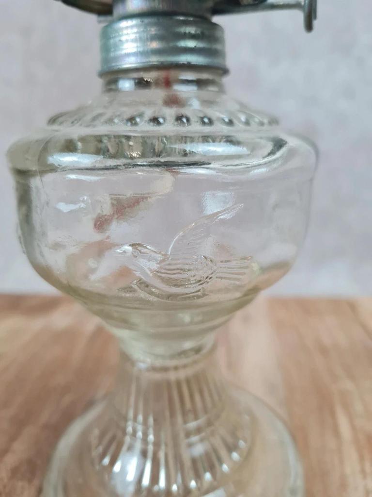 Lampe à pétrole ancienne en verre moulé, décor colombe, An Qing China