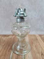 Lampe à pétrole ancienne en verre moulé, décor colombe, An Qing China