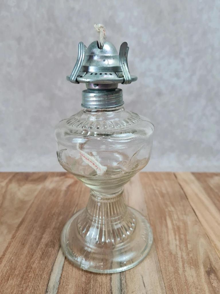 Lampe à pétrole ancienne en verre moulé, décor colombe, An Qing China