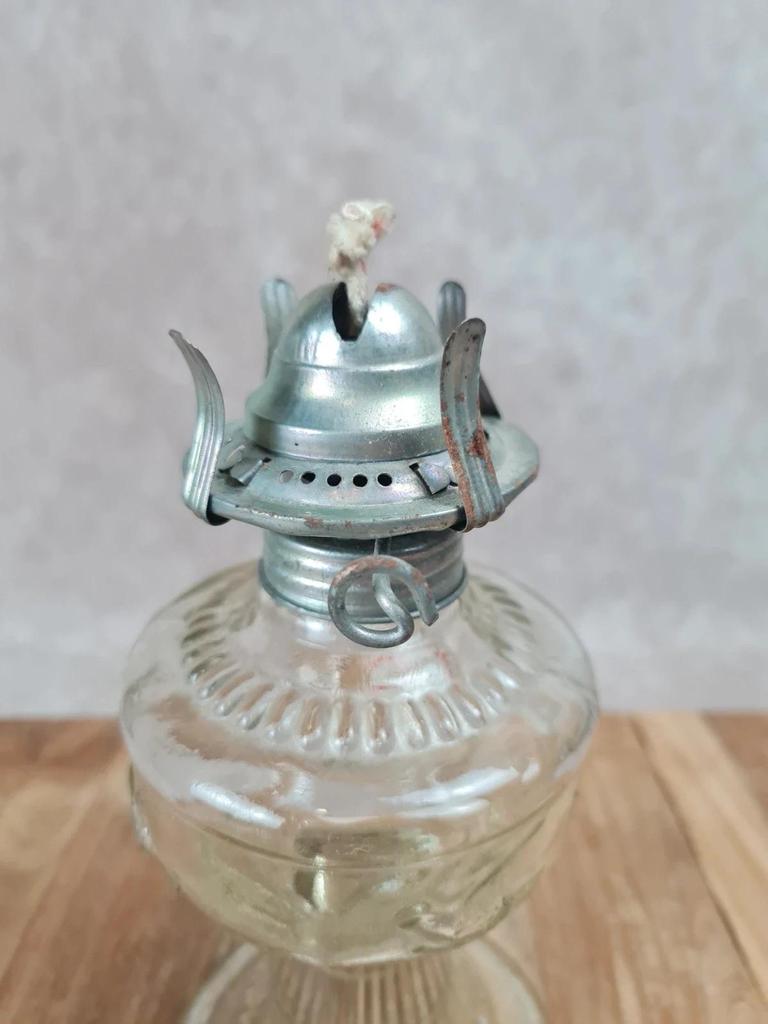 Lampe à pétrole ancienne en verre moulé, décor colombe, An Qing China