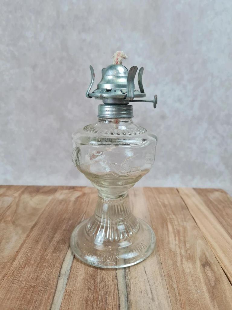 Lampe à pétrole ancienne en verre moulé, décor colombe, An Qing China