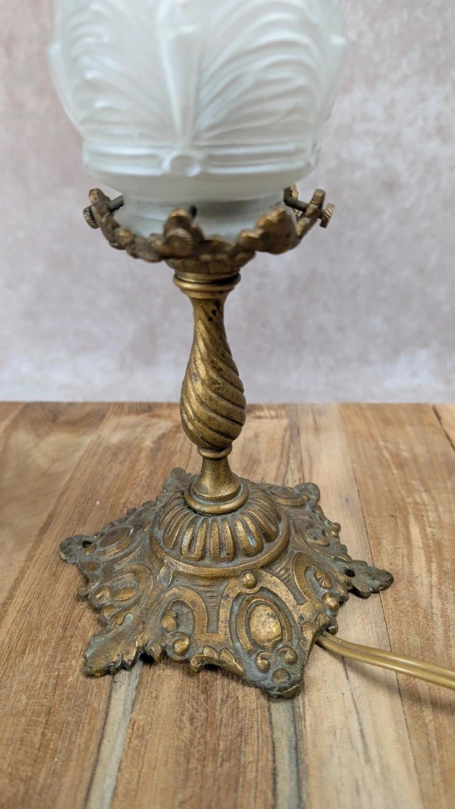 Lampe à poser Art Nouveau « tulipe » en bronze & verre opalin