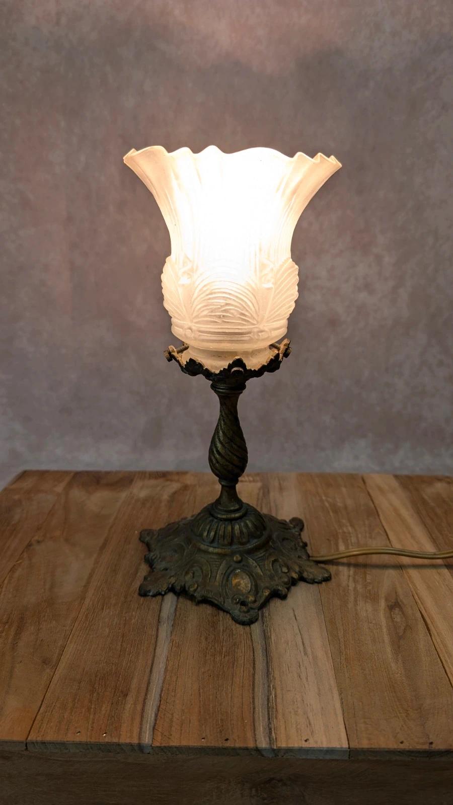 Lampe à poser Art Nouveau « tulipe » en bronze & verre opalin