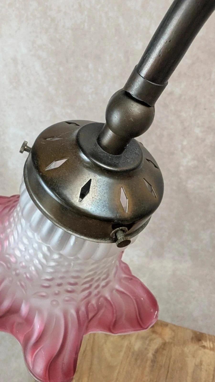Lampe ancienne au charme rétro – tulipe en verre rose givré