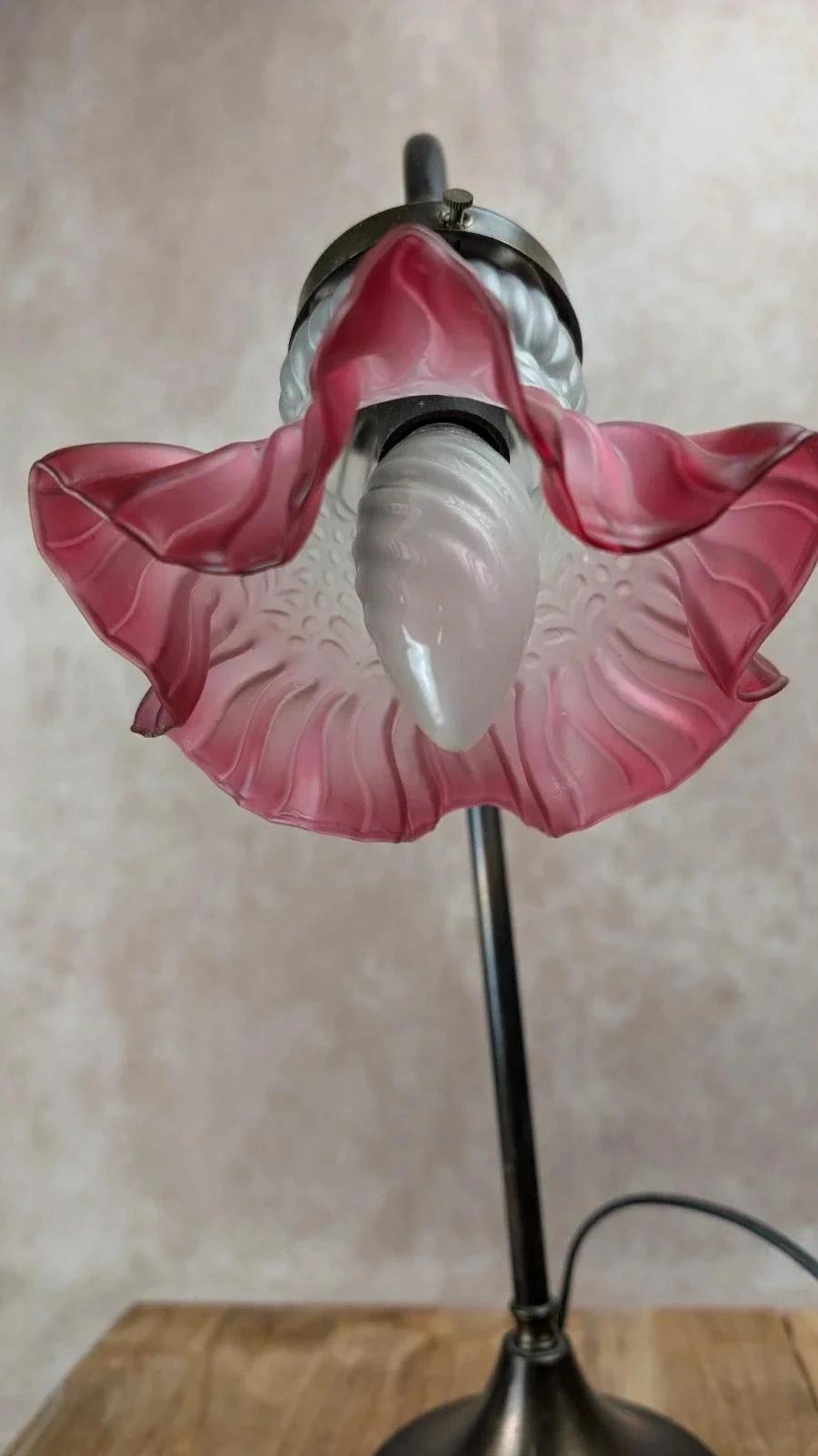 Lampe ancienne au charme rétro – tulipe en verre rose givré
