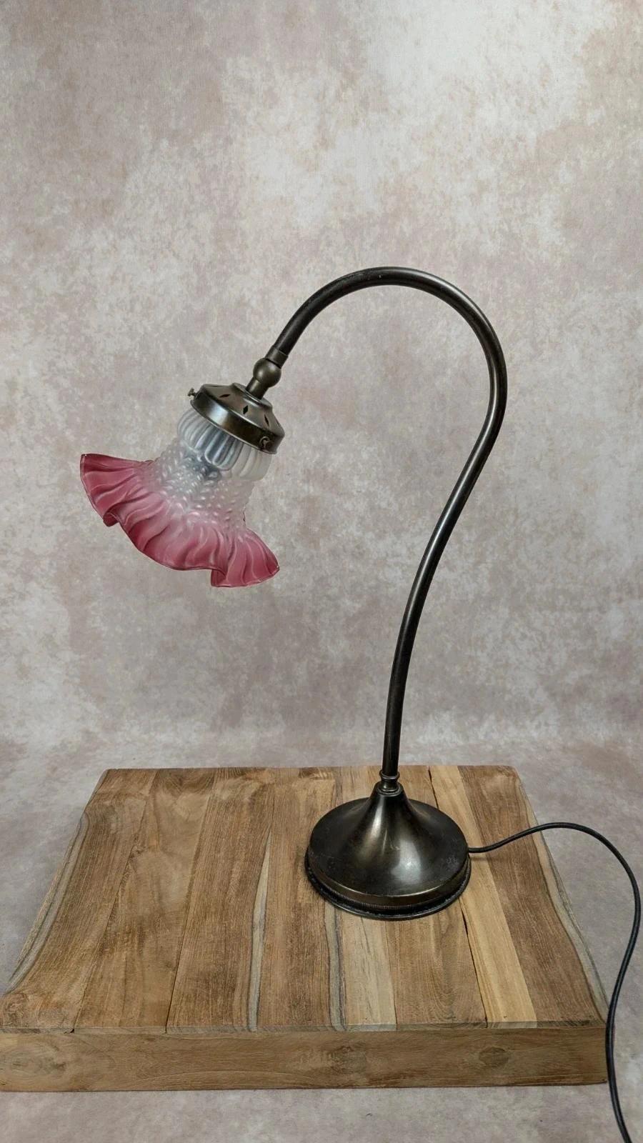 Lampe ancienne au charme rétro – tulipe en verre rose givré
