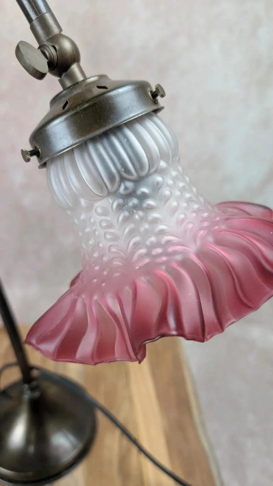 Lampe ancienne au charme rétro – tulipe en verre rose givré