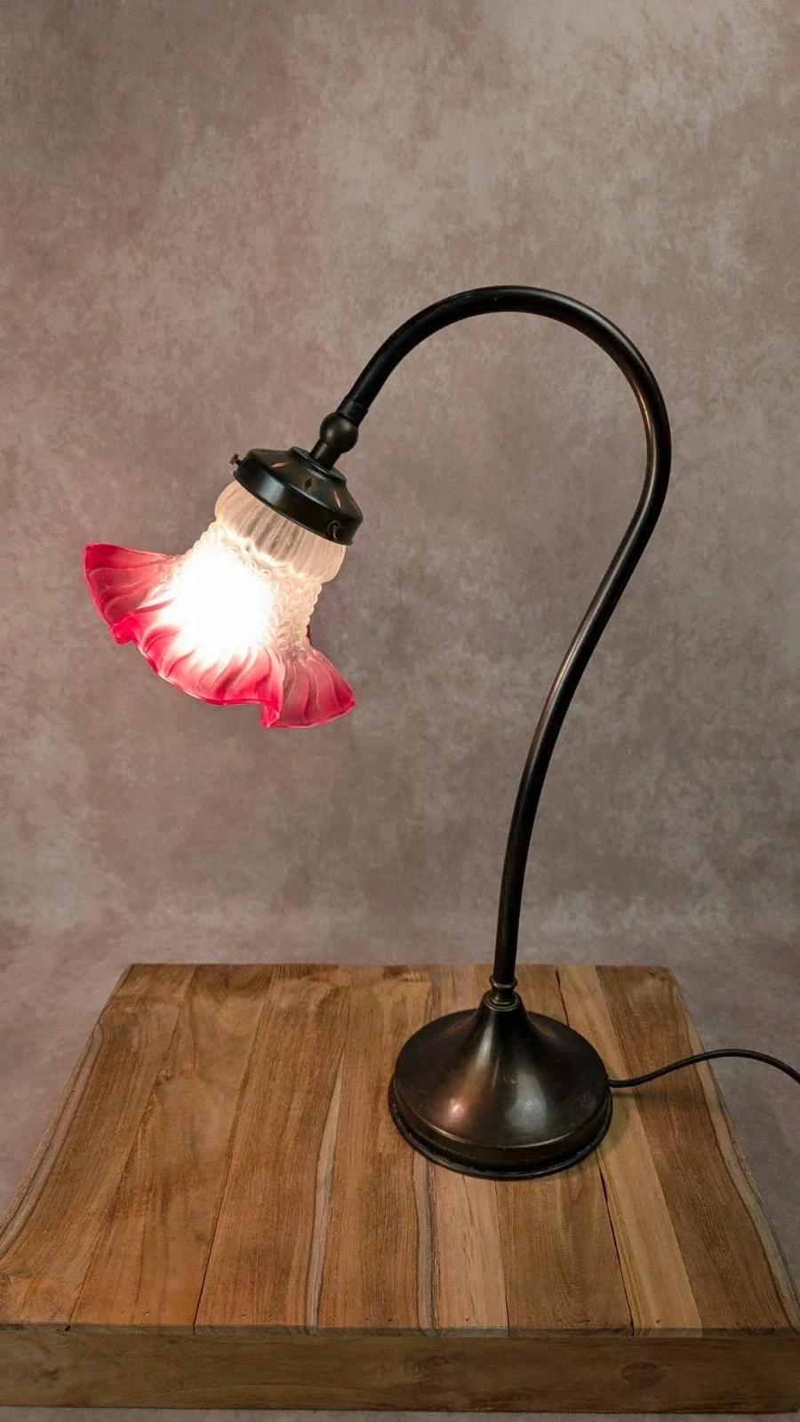 Lampe ancienne au charme rétro – tulipe en verre rose givré