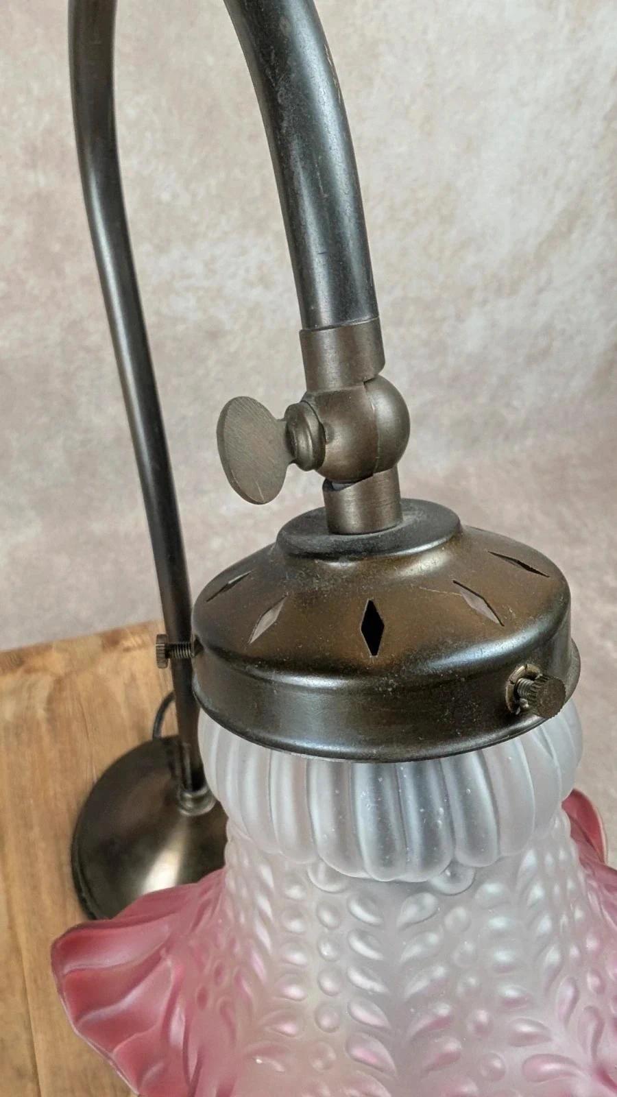 Lampe ancienne au charme rétro – tulipe en verre rose givré