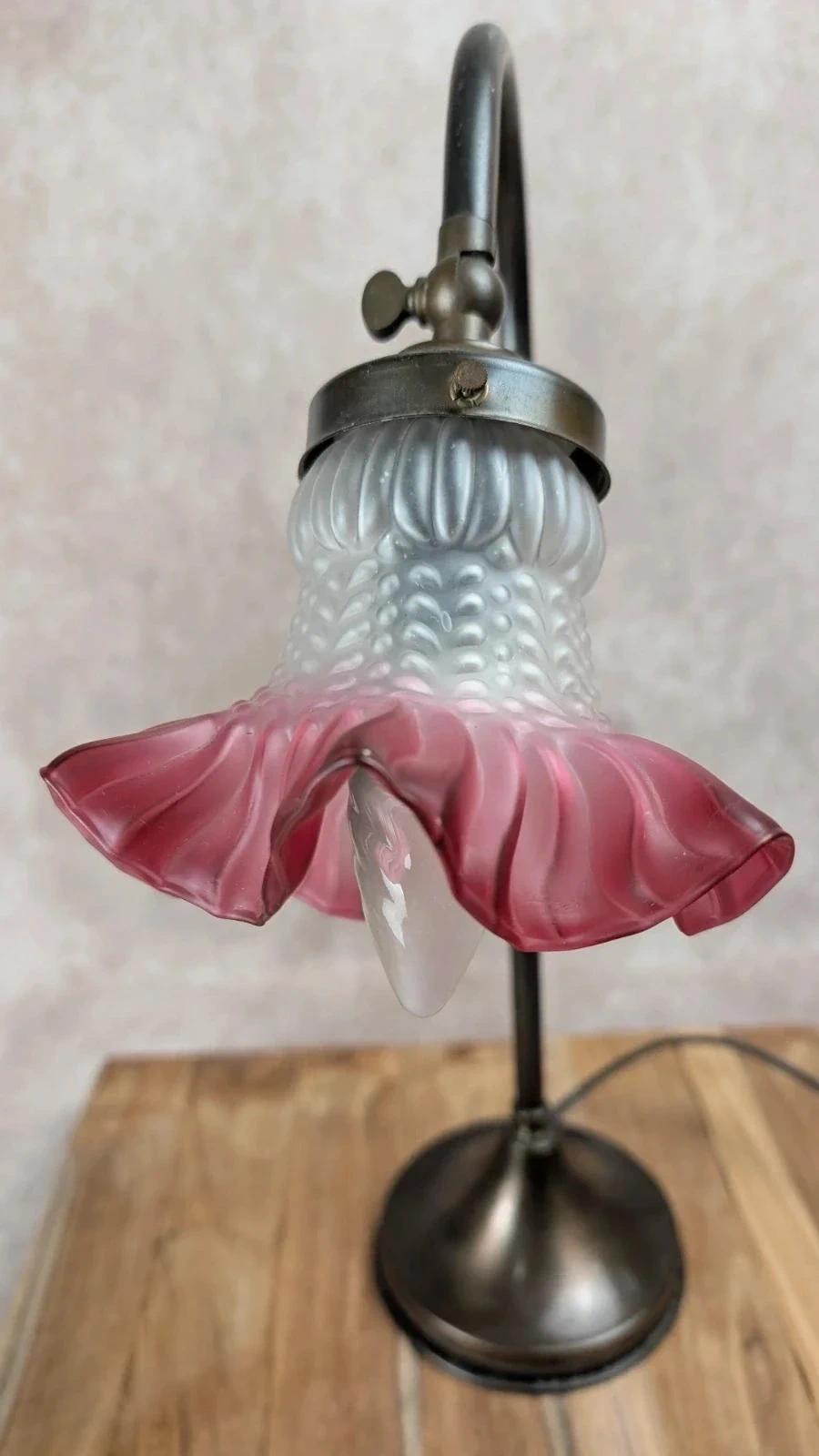 Lampe ancienne au charme rétro – tulipe en verre rose givré