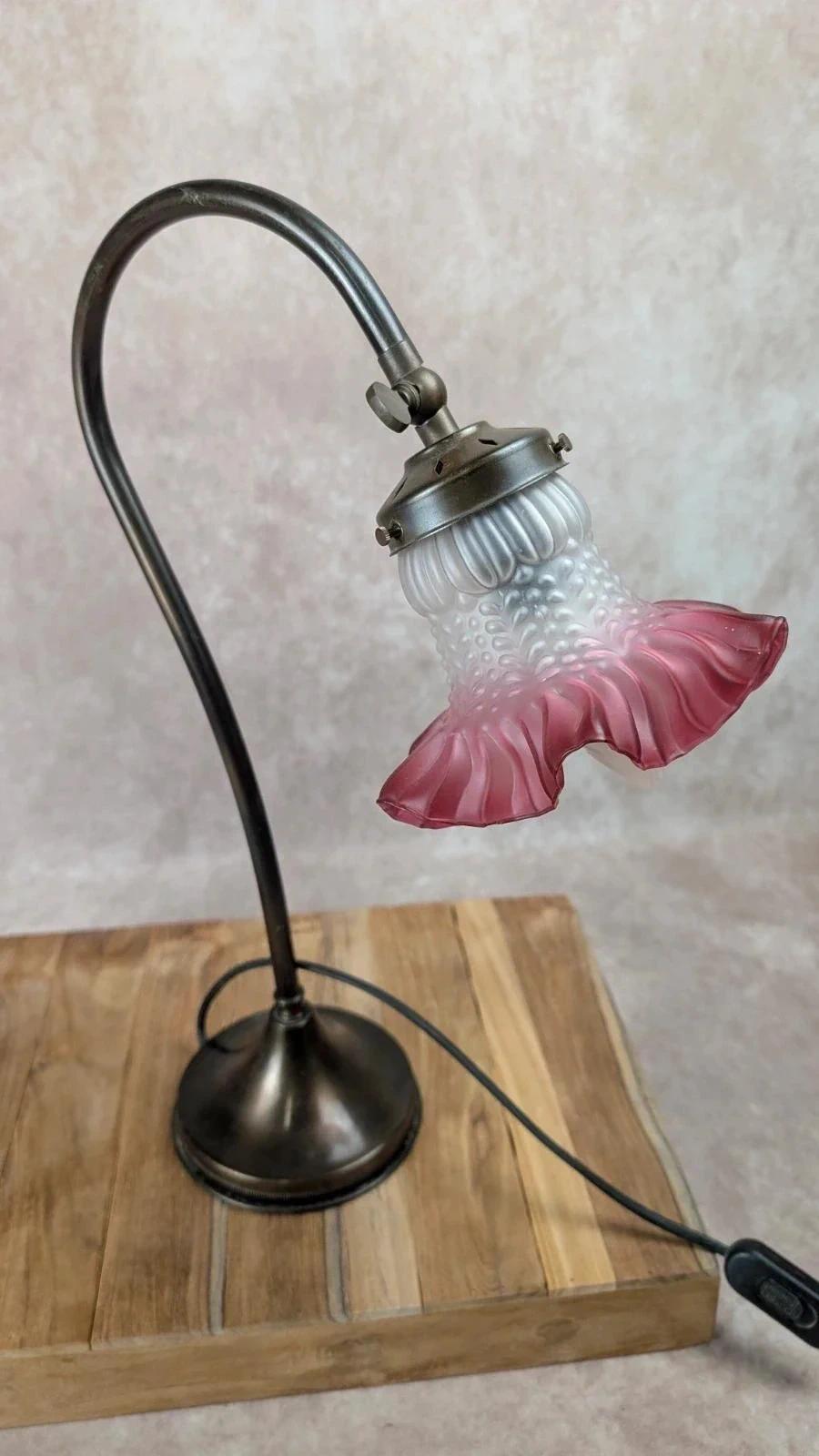 Lampe ancienne au charme rétro – tulipe en verre rose givré
