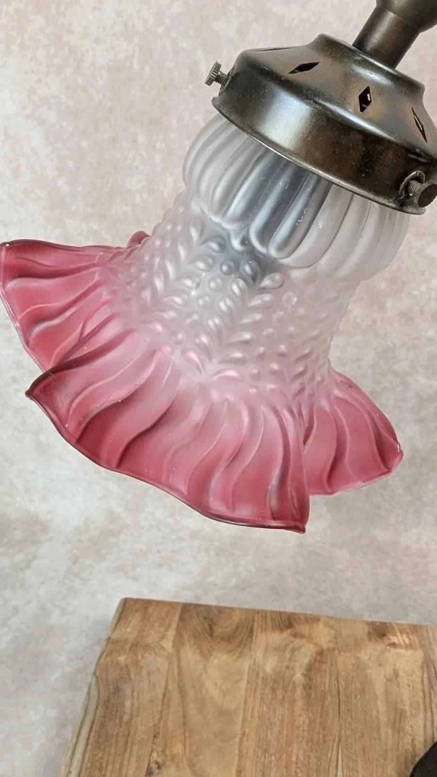 Lampe ancienne au charme rétro – tulipe en verre rose givré