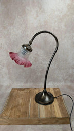 Lampe ancienne au charme rétro – tulipe en verre rose givré