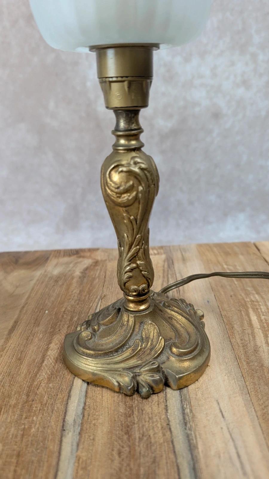 Lampe ancienne Modèle Déposé en bronze & tulipe en verre dépoli