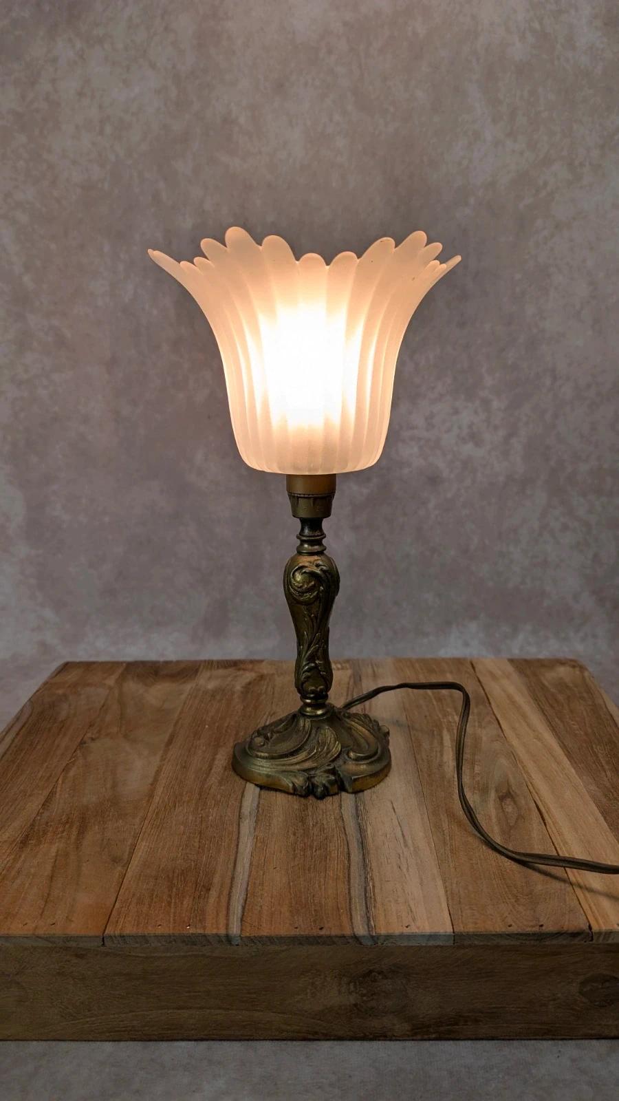 Lampe ancienne Modèle Déposé en bronze & tulipe en verre dépoli