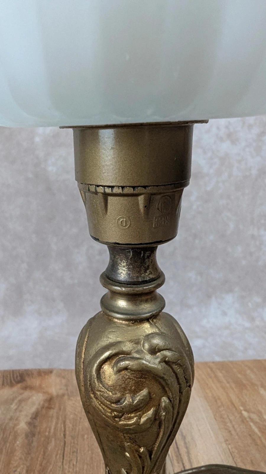 Lampe ancienne Modèle Déposé en bronze & tulipe en verre dépoli