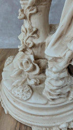 Lampe romantique en résine patinée, femme assise et fleurs