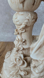 Lampe romantique en résine patinée, femme assise et fleurs
