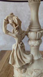 Lampe romantique en résine patinée, femme assise et fleurs