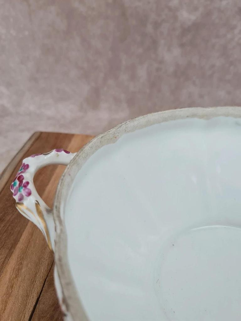 Légumier ancien armorié en porcelaine de Paris – décor en relief