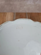 Légumier ancien armorié en porcelaine de Paris – décor en relief