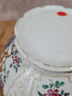 Légumier ancien armorié en porcelaine de Paris – décor en relief