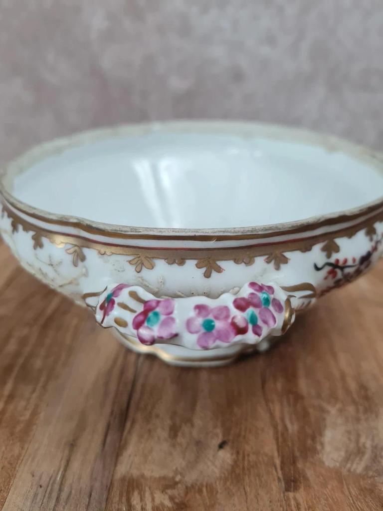 Légumier ancien armorié en porcelaine de Paris – décor en relief