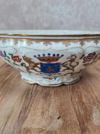 Légumier ancien armorié en porcelaine de Paris – décor en relief