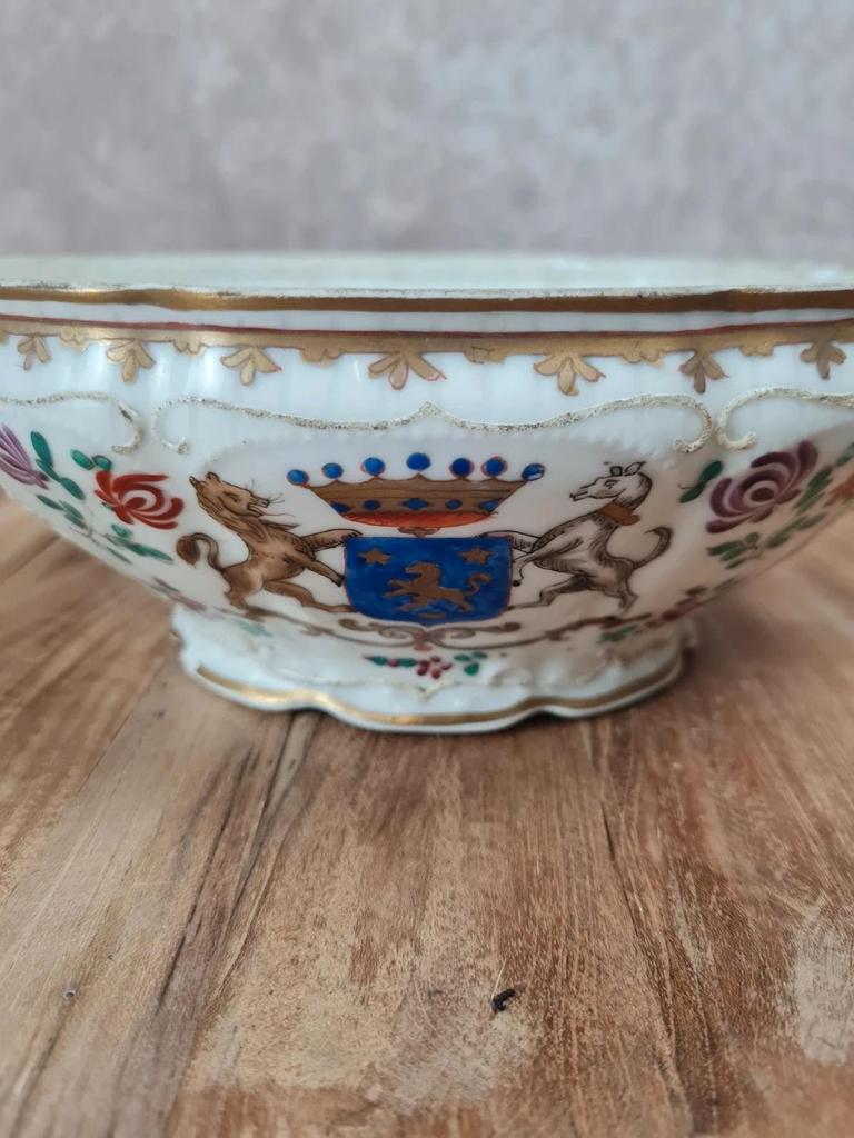 Légumier ancien armorié en porcelaine de Paris – décor en relief