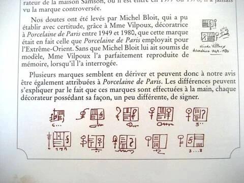 Légumier ancien armorié en porcelaine de Paris – décor en relief