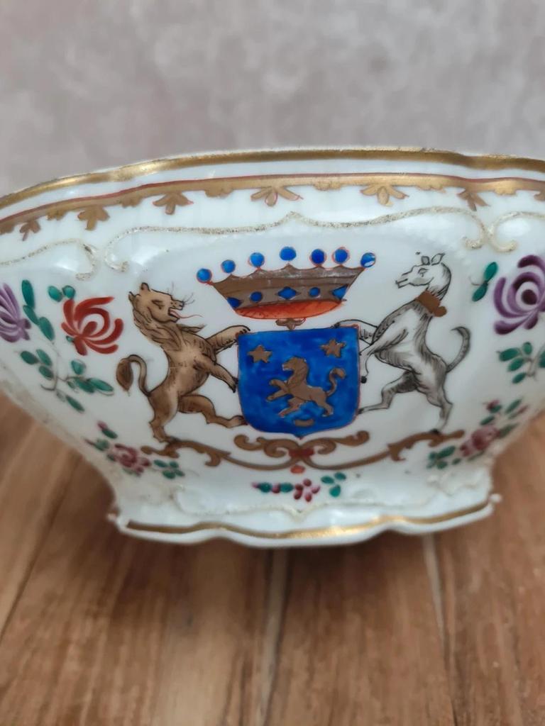 Légumier ancien armorié en porcelaine de Paris – décor en relief