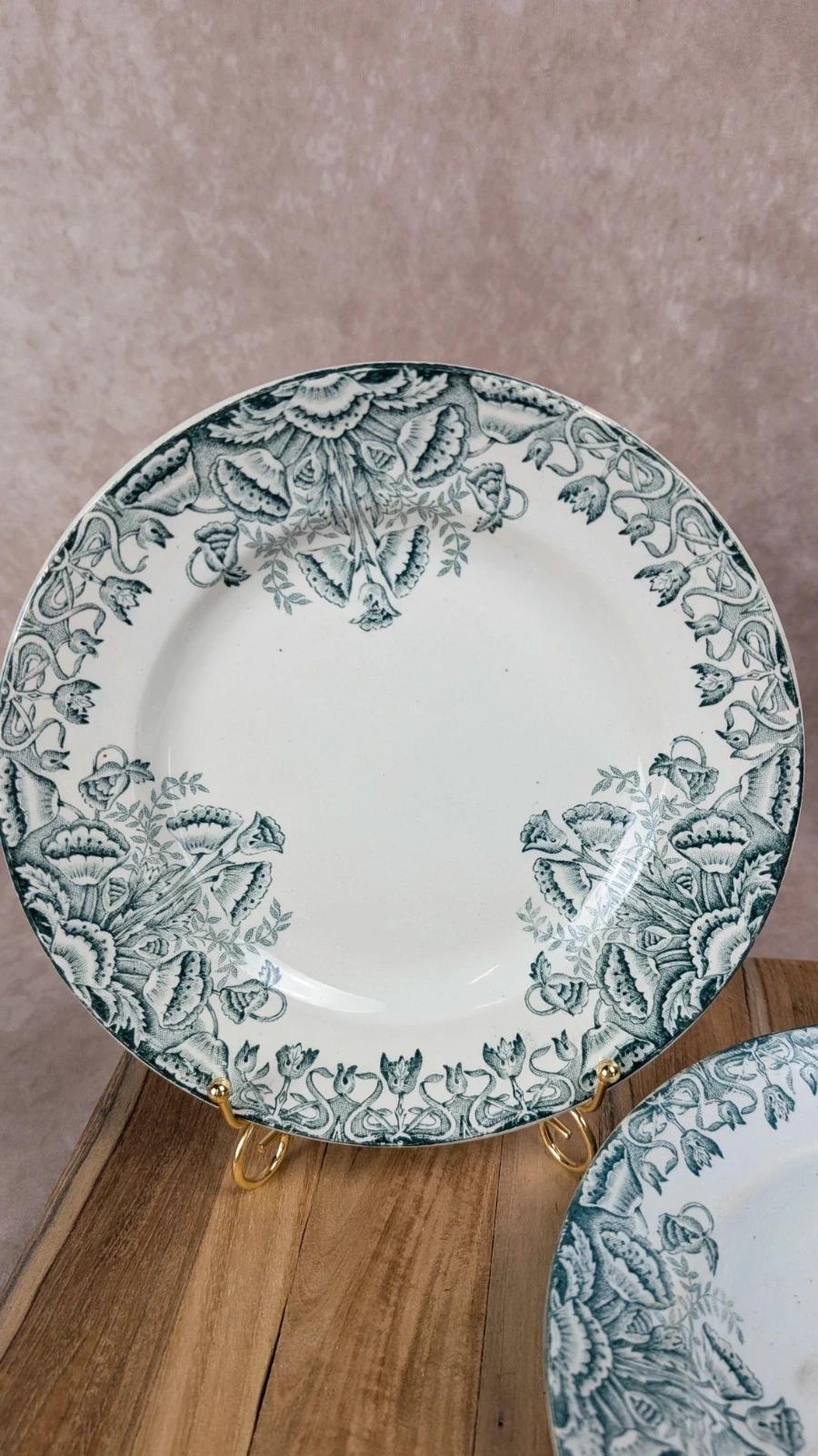 Lot de 2 assiettes anciennes terre de fer – A. Lebacqz & M. Bouchart – Modèle Floral