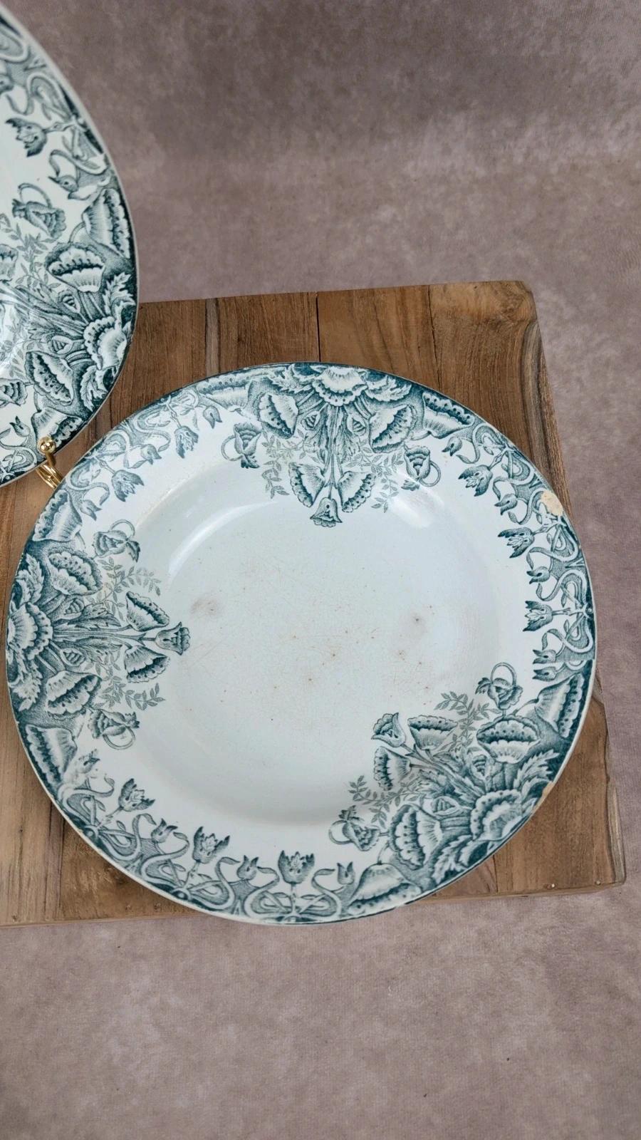 Lot de 2 assiettes anciennes terre de fer – A. Lebacqz & M. Bouchart – Modèle Floral