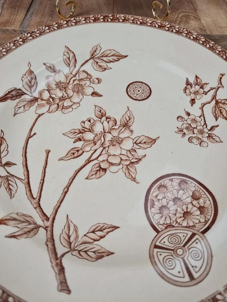 Lot de 2 assiettes anciennes Terre de Fer, modèle marguerite, Grand Dépôt Paris