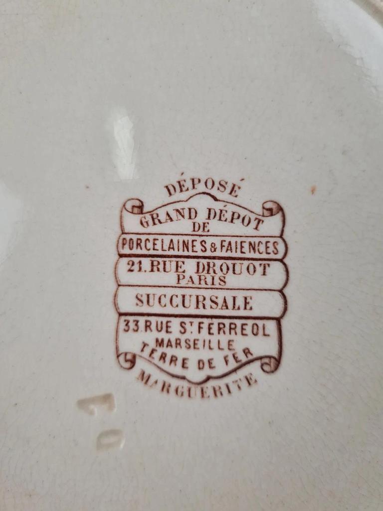 Lot de 2 assiettes anciennes Terre de Fer, modèle marguerite, Grand Dépôt Paris