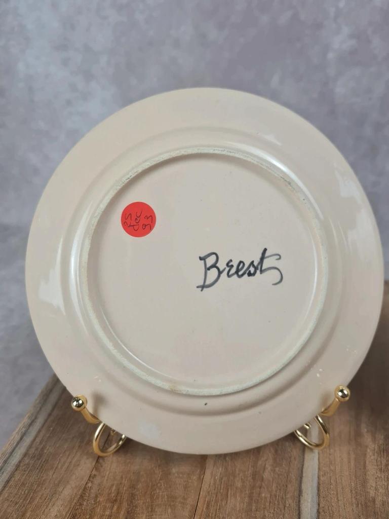 Lot de 2 petites assiettes faïence bretonne – décor personnages – signées Brest