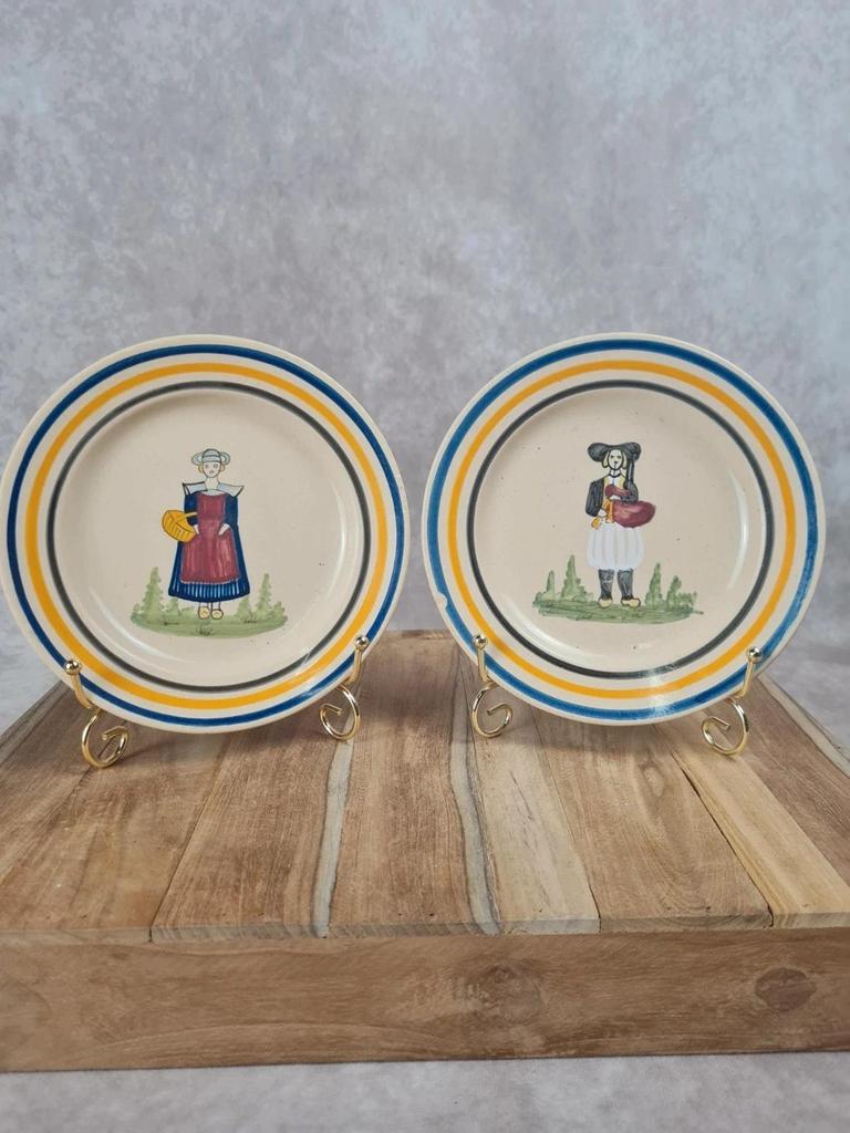 Lot de 2 petites assiettes faïence bretonne – décor personnages – signées Brest
