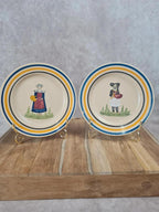 Lot de 2 petites assiettes faïence bretonne – décor personnages – signées Brest