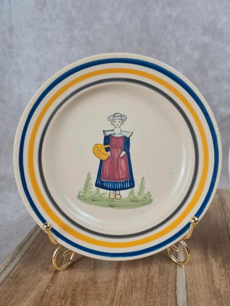 Lot de 2 petites assiettes faïence bretonne – décor personnages – signées Brest