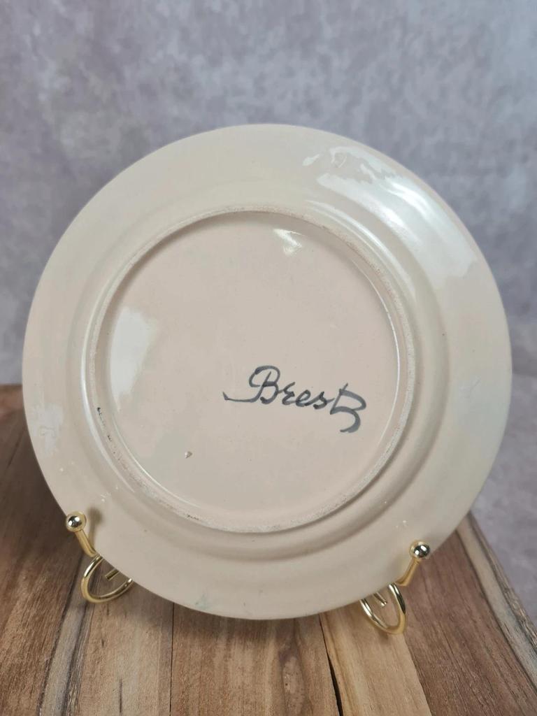 Lot de 2 petites assiettes faïence bretonne – décor personnages – signées Brest