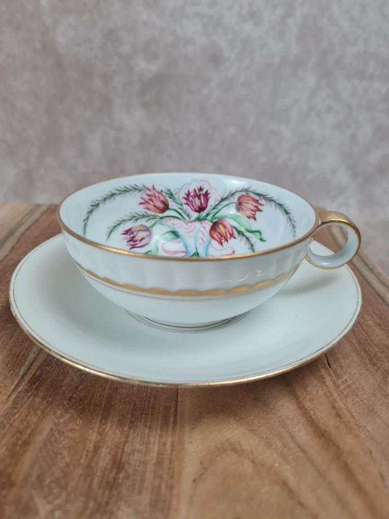 Lot de 2 tasses et sous - tasses en porcelaine Limoges – décor peint main signé