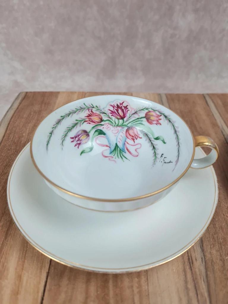 Lot de 2 tasses et sous - tasses en porcelaine Limoges – décor peint main signé