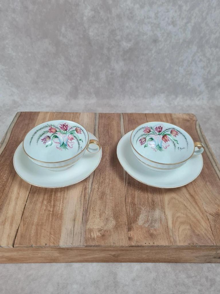 Lot de 2 tasses et sous - tasses en porcelaine Limoges – décor peint main signé