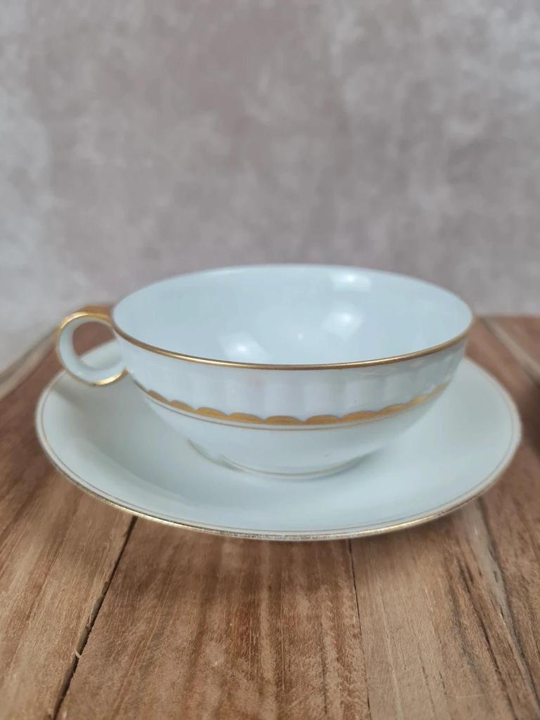 Lot de 2 tasses et sous - tasses en porcelaine Limoges – décor peint main signé