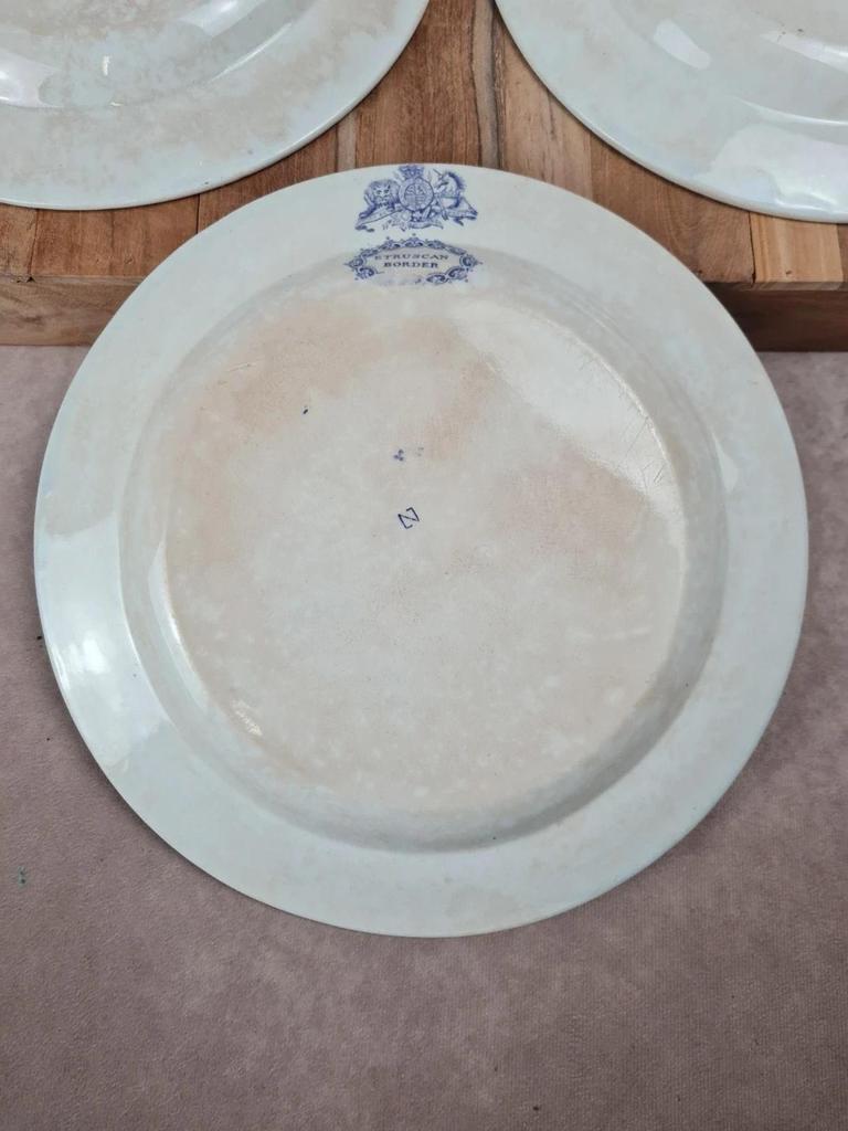 Lot de 3 grandes assiettes anciennes, W. Adams & Sons, décor Etruscan Border, Ère Victorienne