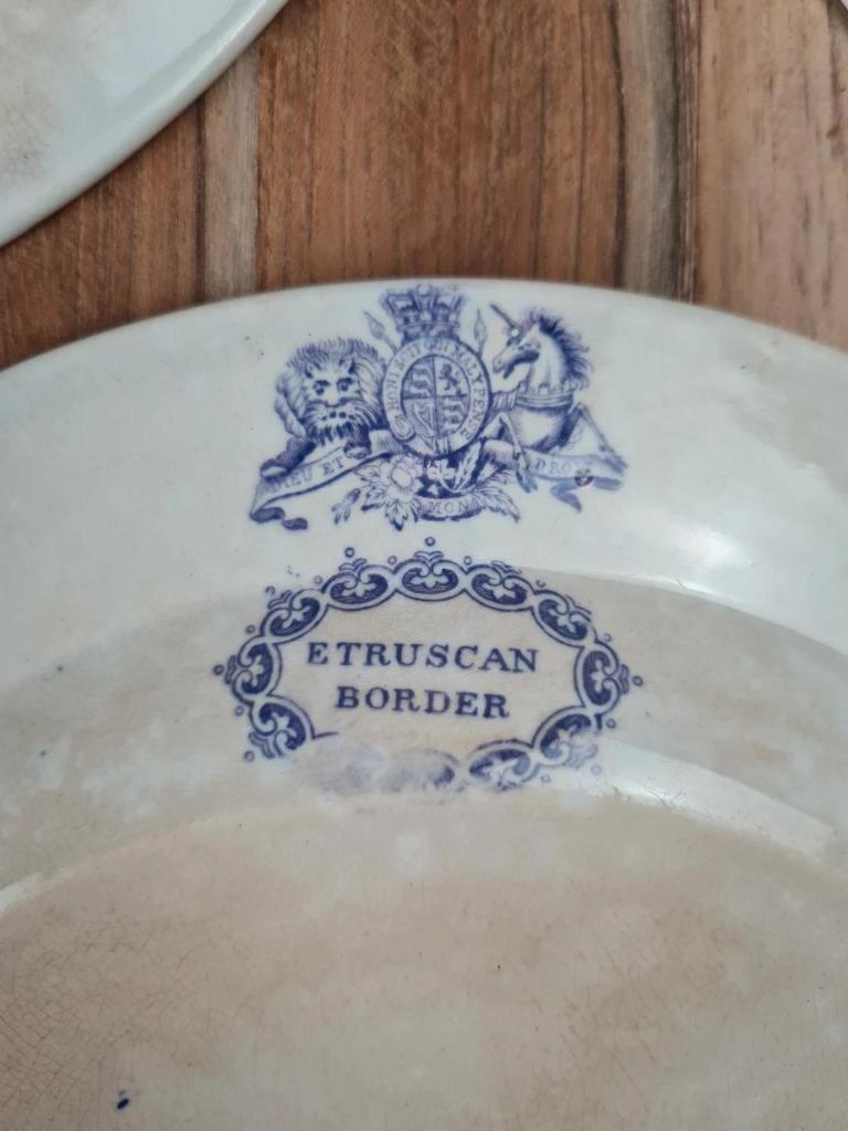 Lot de 3 grandes assiettes anciennes, W. Adams & Sons, décor Etruscan Border, Ère Victorienne