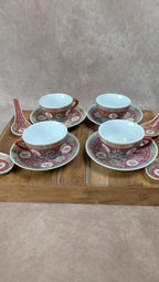 Lot de 4 tasses chinoises + soucoupes & cuillères – Décor asiatique rouge
